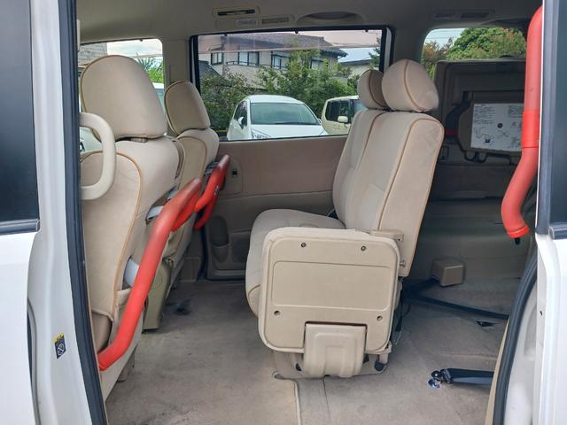セレナ  福祉車両 スローパー 電動スロープ 電動固定 オートステップ アシストグリップ 3列8人乗り ナビ TV ETC Bカメラ(9枚目)