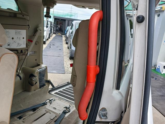 セレナ  福祉車両 スローパー 電動スロープ 電動固定 オートステップ アシストグリップ 3列8人乗り ナビ TV ETC Bカメラ(10枚目)