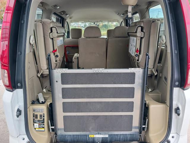 セレナ  福祉車両 スローパー 電動スロープ 電動固定 オートステップ アシストグリップ 3列8人乗り ナビ TV ETC Bカメラ(11枚目)