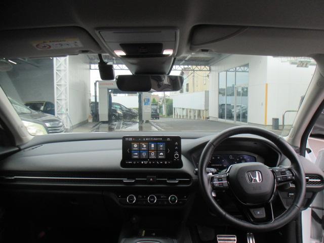ＺＲ－Ｖ ｅ：ＨＥＶＺ　ワンオーナー車　ホンダコネクトディスプレイ　リアカメラ　フルセグＴＶ　フルオートエアコン　シートヒーター　純正アルミホイール　ＥＴＣ車載器　ＬＥＤヘッドライト　スマートキー　レザー　Ｂカメラ　ナビＴＶ（3枚目）