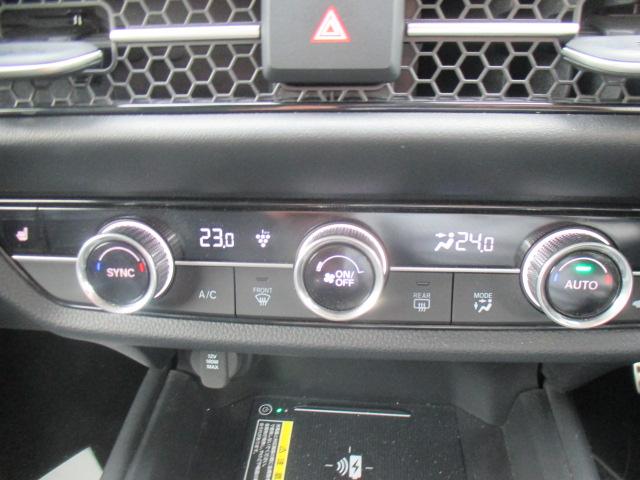 ＺＲ－Ｖ ｅ：ＨＥＶＺ　ワンオーナー車　ホンダコネクトディスプレイ　リアカメラ　フルセグＴＶ　フルオートエアコン　シートヒーター　純正アルミホイール　ＥＴＣ車載器　ＬＥＤヘッドライト　スマートキー　レザー　Ｂカメラ　ナビＴＶ（9枚目）