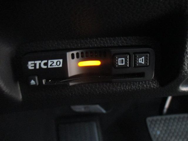 ヴェゼル ｅ：ＨＥＶＺ　ワンオーナー車　ホンダコネクトディスプレイ　リアカメラ　フルセグＴＶ　フルオートエアコン　左右シートヒーター　純正アルミホイール　ＬＥＤヘッドライト　スマートキー　衝突回避支援ブレーキ機能　１オナ（11枚目）