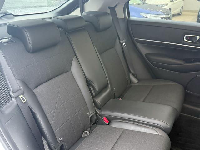 ヴェゼル ｅ：ＨＥＶＺ　純正メモリーナビゲーション　ＥＴＣ車載器　純正前後ドライブレコーダー　パワーテールゲート　ハンドルヒーター　パーキングセンサー　盗難防止装置　ドラレコ付き　Ｒカメラ　記録簿　フルセグテレビ　Ｐセンサー（4枚目）