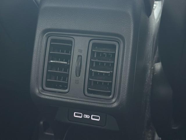 ヴェゼル ｅ：ＨＥＶＺ　純正メモリーナビゲーション　ＥＴＣ車載器　純正前後ドライブレコーダー　パワーテールゲート　ハンドルヒーター　パーキングセンサー　盗難防止装置　ドラレコ付き　Ｒカメラ　記録簿　フルセグテレビ　Ｐセンサー（16枚目）