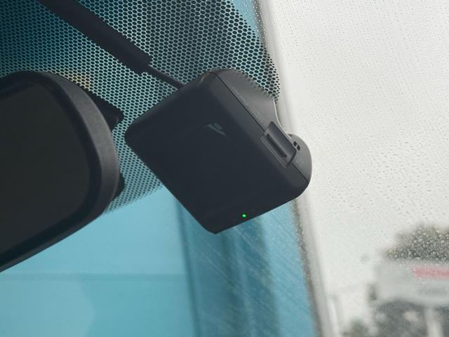 フリードハイブリッド ハイブリッド・クロスターホンダセンシング 純正メモリーナビゲーション バックカメラ ETC スマートキー LEDヘッドライト LEDフォグライト 前後ドライブレコーダー 純正アルミホイール 両側Pスライドドア USB DVD再生可能 ABS(14枚目)