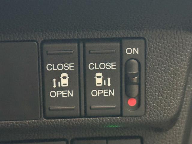 フリードハイブリッド ハイブリッド・クロスターホンダセンシング 純正メモリーナビゲーション バックカメラ ETC スマートキー LEDヘッドライト LEDフォグライト 前後ドライブレコーダー 純正アルミホイール 両側Pスライドドア USB DVD再生可能 ABS(15枚目)