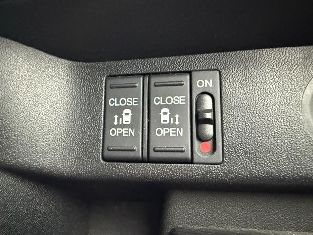 ステップワゴンスパーダ ｅ：ＨＥＶスパーダＧホンダセンシング　ワンオーナー　純正メモリーナビゲーション　フルセグＴＶ　Ｂｌｕｅｔｏｏｔｈ接続　バックカメラ　ＥＴＣ　純正ドライブレコーダー　ＬＥＤヘッドライト　ウォークスルー　ＬＥＤライト　セキュリティアラーム（14枚目）