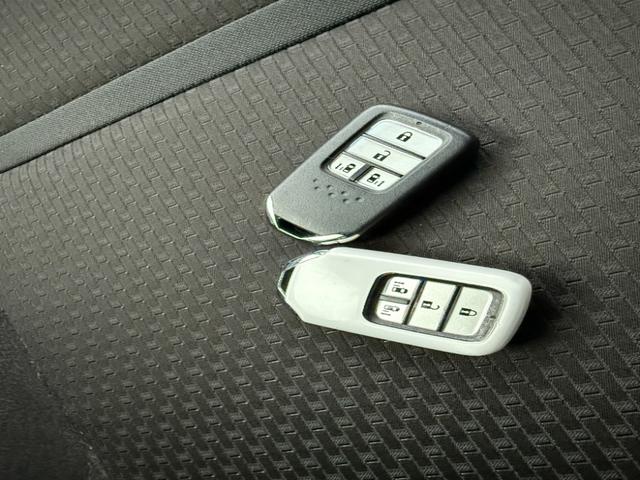 ステップワゴンスパーダ ｅ：ＨＥＶスパーダＧホンダセンシング　ワンオーナー　純正メモリーナビゲーション　フルセグＴＶ　Ｂｌｕｅｔｏｏｔｈ接続　バックカメラ　ＥＴＣ　純正ドライブレコーダー　ＬＥＤヘッドライト　ウォークスルー　ＬＥＤライト　セキュリティアラーム（16枚目）