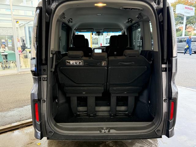 ステップワゴンスパーダ ｅ：ＨＥＶスパーダＧホンダセンシング　ワンオーナー　純正メモリーナビゲーション　フルセグＴＶ　Ｂｌｕｅｔｏｏｔｈ接続　バックカメラ　ＥＴＣ　純正ドライブレコーダー　ＬＥＤヘッドライト　ウォークスルー　ＬＥＤライト　セキュリティアラーム（17枚目）