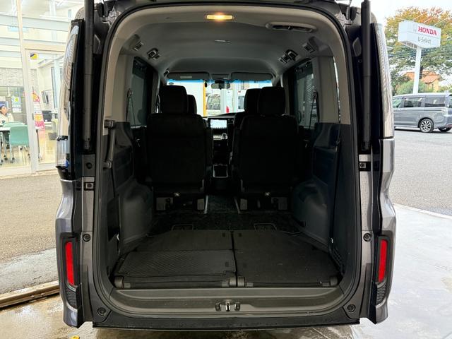 ステップワゴンスパーダ ｅ：ＨＥＶスパーダＧホンダセンシング　ワンオーナー　純正メモリーナビゲーション　フルセグＴＶ　Ｂｌｕｅｔｏｏｔｈ接続　バックカメラ　ＥＴＣ　純正ドライブレコーダー　ＬＥＤヘッドライト　ウォークスルー　ＬＥＤライト　セキュリティアラーム（18枚目）