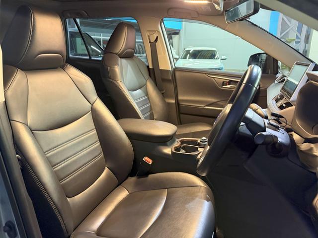 ＲＡＶ４ ＧＺパッケージ　社外メモリーナビゲーション　サンルーフ　ＥＴＣ車載器　電動リアゲート　バックカメラ　本革シート　シートヒーター　ハンドルヒーター　パワーリアゲート　インテリジェントクリアランスソナー　パノラマルーフ（3枚目）
