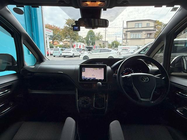 ヴォクシー ＺＳ煌ＩＩ　純正メモリーナビ、フリップダウンモニター、前後ドライブレコーダー、バックカメラ、純正アルミホイール、衝突軽減ブレーキ、両側電動スライドドア　スマートキー・プッシュスタート　バックガイドモニター　ＶＳＣ（6枚目）