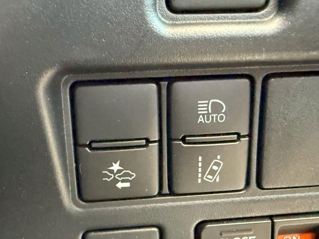 ヴォクシー ＺＳ煌ＩＩ　純正メモリーナビ、フリップダウンモニター、前後ドライブレコーダー、バックカメラ、純正アルミホイール、衝突軽減ブレーキ、両側電動スライドドア　スマートキー・プッシュスタート　バックガイドモニター　ＶＳＣ（17枚目）