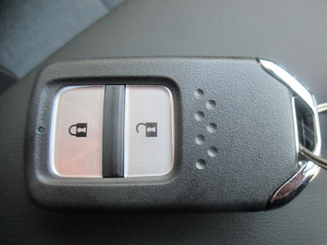 フィット e:HEVホーム 当社登録済未使用車 ナビ装着用スペシャルパッケージ フルオートエアコン ホンダセンシング スマートキー LEDヘッドライト 前後誤発進抑制機能 助手席エアバッグ 運転席エアバッグ 1オナ 禁煙 ABS(8枚目)