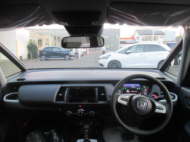 フィット e:HEVホーム 当社登録済未使用車 ナビ装着用スペシャルパッケージ フルオートエアコン LEDヘッドライト ホンダセンシング スマートキー 前後誤発進抑制機能 助手席エアバッグ 運転席エアバッグ 1オナ 禁煙 ABS(3枚目)