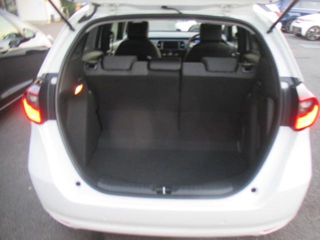 フィット e:HEVホーム 当社登録済未使用車 ナビ装着用スペシャルパッケージ フルオートエアコン LEDヘッドライト ホンダセンシング スマートキー 前後誤発進抑制機能 助手席エアバッグ 運転席エアバッグ 1オナ 禁煙 ABS(10枚目)