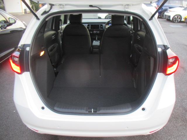 フィット e:HEVホーム 当社登録済未使用車 ナビ装着用スペシャルパッケージ フルオートエアコン LEDヘッドライト ホンダセンシング スマートキー 前後誤発進抑制機能 助手席エアバッグ 運転席エアバッグ 1オナ 禁煙 ABS(11枚目)