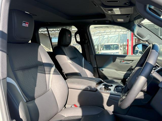 ランドクルーザー ＧＲスポーツ　純正メモリーナビゲーション　パワーテールゲート　サンルーフ　電動シート　シートエアコン　シートヒーター　ハンドルヒーター　クールボックス　ＥＴＣ車載器　キーフリー　デュアルエアコン　ナビＴＶ　ＬＥＤ（3枚目）