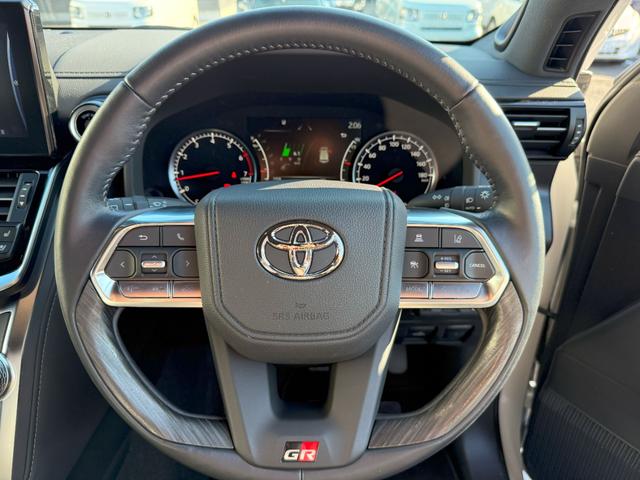 ランドクルーザー ＧＲスポーツ　純正メモリーナビゲーション　パワーテールゲート　サンルーフ　電動シート　シートエアコン　シートヒーター　ハンドルヒーター　クールボックス　ＥＴＣ車載器　キーフリー　デュアルエアコン　ナビＴＶ　ＬＥＤ（8枚目）