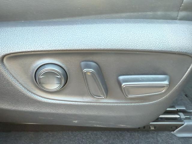 ランドクルーザー ＧＲスポーツ　純正メモリーナビゲーション　パワーテールゲート　サンルーフ　電動シート　シートエアコン　シートヒーター　ハンドルヒーター　クールボックス　ＥＴＣ車載器　キーフリー　デュアルエアコン　ナビＴＶ　ＬＥＤ（28枚目）