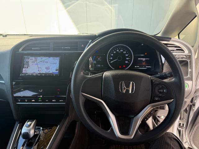 シャトル ハイブリッドホンダセンシング　社外メモリーナビゲーション　バックカメラ　ＥＴＣ　スマートキー　フロートエアコン　　衝突軽減ブレーキ　ハロゲンヘッドライト　横滑防止機能　社外ドライブレコーダー　リヤカメラ　Ｄレコ　デュアルエアバッグ（6枚目）