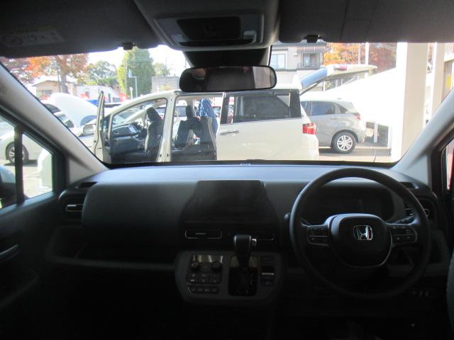 フリード ｅ：ＨＥＶクロスター　当社業務使用車　ナビ装着用スペシャルパッケージ　フルオートエアコン　リアクーラー　純正１５インチアルミホイール　ＬＥＤヘッドライト　スマートキー　ワンオーナー　Ｓヒーター　衝突軽減ブレーキシステム（3枚目）