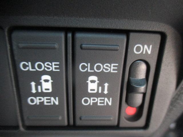 フリード ｅ：ＨＥＶクロスター　当社業務使用車　ナビ装着用スペシャルパッケージ　フルオートエアコン　リアクーラー　純正１５インチアルミホイール　ＬＥＤヘッドライト　スマートキー　ワンオーナー　Ｓヒーター　衝突軽減ブレーキシステム（9枚目）