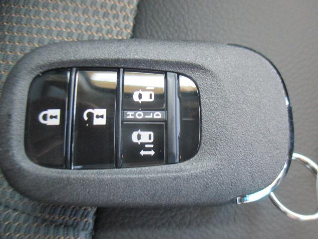 フリード ｅ：ＨＥＶクロスター　当社業務使用車　ナビ装着用スペシャルパッケージ　フルオートエアコン　リアクーラー　純正１５インチアルミホイール　ＬＥＤヘッドライト　スマートキー　ワンオーナー　Ｓヒーター　衝突軽減ブレーキシステム（12枚目）