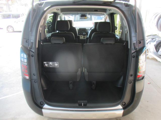 フリード ｅ：ＨＥＶクロスター　当社業務使用車　ナビ装着用スペシャルパッケージ　フルオートエアコン　リアクーラー　純正１５インチアルミホイール　ＬＥＤヘッドライト　スマートキー　ワンオーナー　Ｓヒーター　衝突軽減ブレーキシステム（13枚目）