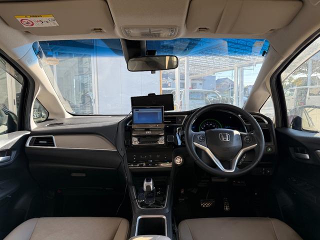 シャトル ハイブリッドＸスタイルエディション　純正ＬＥＤヘッドライト、スマートキーシステム、フルオートエアコン、社外アルミホイール、アダプティブクルーズコントロール、ホンダセンシング　サイドエアバック　クルコン　パワーステアリング　ＥＴＣ　ＡＢＳ（5枚目）