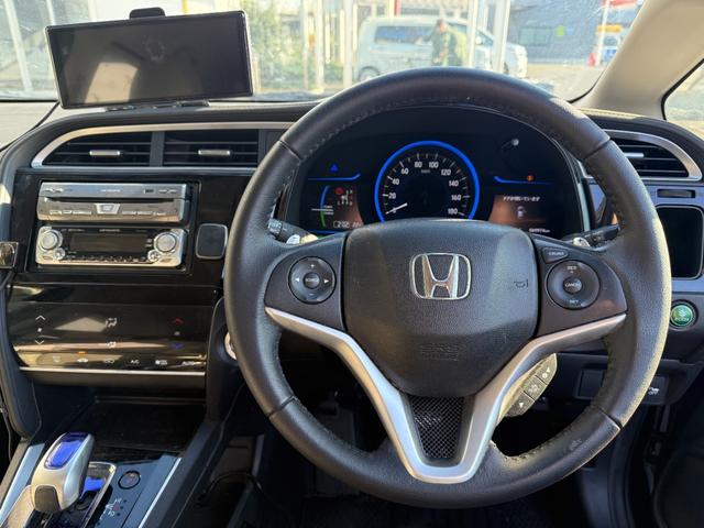 シャトル ハイブリッドＸスタイルエディション　純正ＬＥＤヘッドライト、スマートキーシステム、フルオートエアコン、社外アルミホイール、アダプティブクルーズコントロール、ホンダセンシング　サイドエアバック　クルコン　パワーステアリング　ＥＴＣ　ＡＢＳ（6枚目）