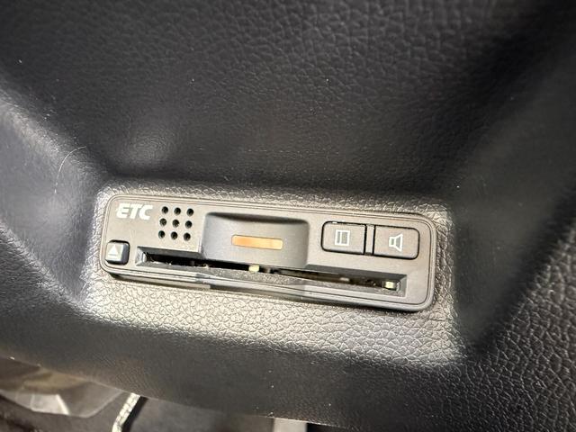 シャトル ハイブリッドＸスタイルエディション　純正ＬＥＤヘッドライト、スマートキーシステム、フルオートエアコン、社外アルミホイール、アダプティブクルーズコントロール、ホンダセンシング　サイドエアバック　クルコン　パワーステアリング　ＥＴＣ　ＡＢＳ（8枚目）