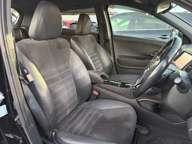 ヴェゼル ハイブリッドＲＳ・ホンダセンシング　純正メモリーナビゲーション　ＥＴＣ車載器　純正アルミホイール　フルオートエアコン　ＬＥＤヘッドライト　衝突軽減ブレーキ　パドルシフト　ＥＴＣ付　定期点検記録簿　サイドＳＲＳ　Ｒカメ　ＵＳＢ接続　イモビ（3枚目）