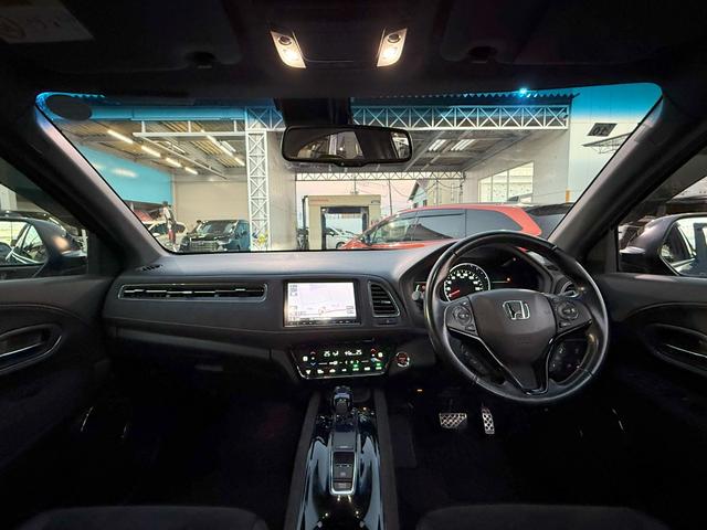 ヴェゼル ハイブリッドＲＳ・ホンダセンシング　純正メモリーナビゲーション　ＥＴＣ車載器　純正アルミホイール　フルオートエアコン　ＬＥＤヘッドライト　衝突軽減ブレーキ　パドルシフト　ＥＴＣ付　定期点検記録簿　サイドＳＲＳ　Ｒカメ　ＵＳＢ接続　イモビ（5枚目）