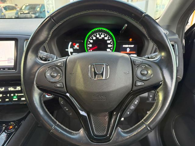 ヴェゼル ハイブリッドＲＳ・ホンダセンシング　純正メモリーナビゲーション　ＥＴＣ車載器　純正アルミホイール　フルオートエアコン　ＬＥＤヘッドライト　衝突軽減ブレーキ　パドルシフト　ＥＴＣ付　定期点検記録簿　サイドＳＲＳ　Ｒカメ　ＵＳＢ接続　イモビ（6枚目）