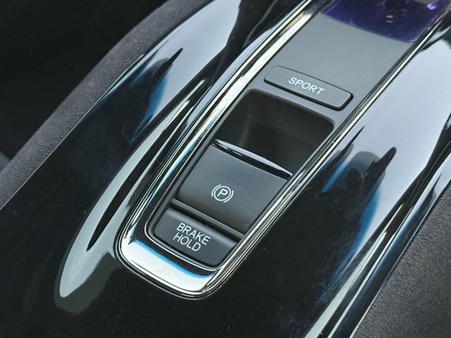 ヴェゼル ハイブリッドＲＳ・ホンダセンシング　純正メモリーナビゲーション　ＥＴＣ車載器　純正アルミホイール　フルオートエアコン　ＬＥＤヘッドライト　衝突軽減ブレーキ　パドルシフト　ＥＴＣ付　定期点検記録簿　サイドＳＲＳ　Ｒカメ　ＵＳＢ接続　イモビ（14枚目）