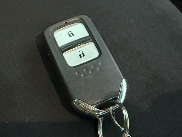 ヴェゼル ハイブリッドＲＳ・ホンダセンシング　純正メモリーナビゲーション　ＥＴＣ車載器　純正アルミホイール　フルオートエアコン　ＬＥＤヘッドライト　衝突軽減ブレーキ　パドルシフト　ＥＴＣ付　定期点検記録簿　サイドＳＲＳ　Ｒカメ　ＵＳＢ接続　イモビ（17枚目）