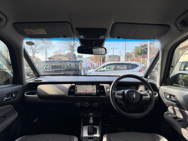 フィット ｅ：ＨＥＶクロスター　純正ナビゲーション　フルセグＴＶ　Ｂｌｕｅｔｏｏｔｈ接続　バックカメラ　ＥＴＣ　ＬＥＤヘッドライト　クリアランスソナー　スマートキー　衝突回避システム　フルオートエアコン　整備記録簿　前後センサー（5枚目）