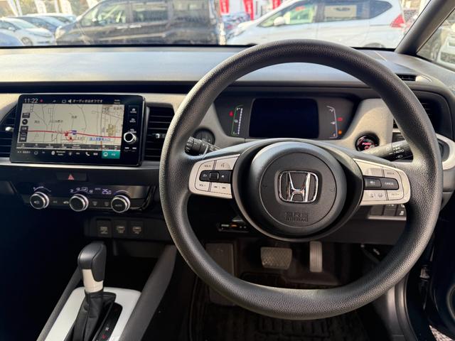 フィット ｅ：ＨＥＶクロスター　純正ナビゲーション　フルセグＴＶ　Ｂｌｕｅｔｏｏｔｈ接続　バックカメラ　ＥＴＣ　ＬＥＤヘッドライト　クリアランスソナー　スマートキー　衝突回避システム　フルオートエアコン　整備記録簿　前後センサー（6枚目）