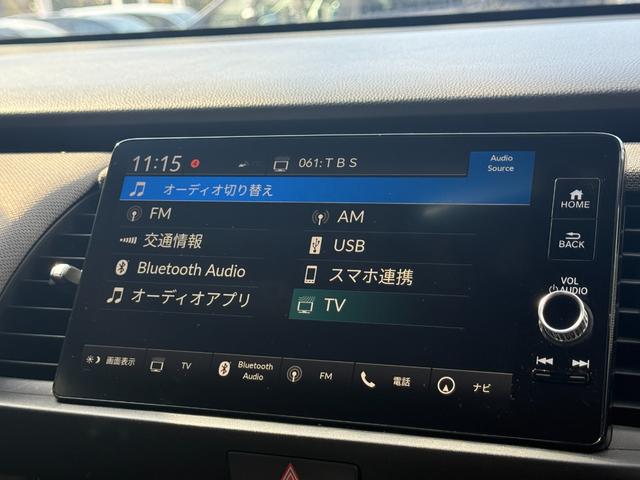 フィット ｅ：ＨＥＶクロスター　純正ナビゲーション　フルセグＴＶ　Ｂｌｕｅｔｏｏｔｈ接続　バックカメラ　ＥＴＣ　ＬＥＤヘッドライト　クリアランスソナー　スマートキー　衝突回避システム　フルオートエアコン　整備記録簿　前後センサー（10枚目）