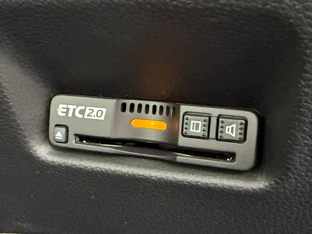 フィット ｅ：ＨＥＶクロスター　純正ナビゲーション　フルセグＴＶ　Ｂｌｕｅｔｏｏｔｈ接続　バックカメラ　ＥＴＣ　ＬＥＤヘッドライト　クリアランスソナー　スマートキー　衝突回避システム　フルオートエアコン　整備記録簿　前後センサー（11枚目）