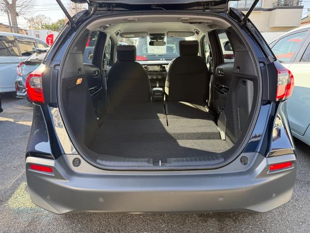 フィット ｅ：ＨＥＶクロスター　純正ナビゲーション　フルセグＴＶ　Ｂｌｕｅｔｏｏｔｈ接続　バックカメラ　ＥＴＣ　ＬＥＤヘッドライト　クリアランスソナー　スマートキー　衝突回避システム　フルオートエアコン　整備記録簿　前後センサー（14枚目）