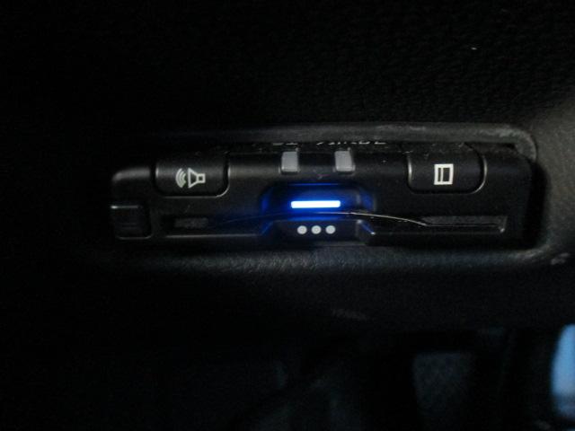 フィット ｅ：ＨＥＶホーム　ワンオーナー車　純正メモリーナビ　リアカメラ　フルセグＴＶ　フルオートエアコン　スマートキー　ＥＴＣ車載器　ドライブレコーダー　ＬＥＤヘッドライト（13枚目）