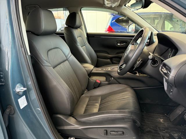 ＺＲ－Ｖ ｅ：ＨＥＶＺ　ワンオーナー　純正ナビゲーション　フルセグＴＶ　Ｂｌｕｅｔｏｏｔｈ接続　マルチビューカメラ　ＥＴＣ　ＬＥＤヘッドライト　シ－トヒ－タ－　ブラインドスポットモニター　純正ドライブレコーダー　Ｐセンサー（3枚目）