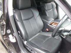 フロントシートのお写真です。　広い足元と、ゆったり座れるシートは長時間の運転でも疲れにくくなっております♪ 4
