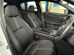 フロントシートのお写真です。　広い足元と、ゆったり座れるシートは長時間の運転でも疲れにくくなっております♪ 3