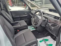 フロントシートのお写真です。　広い足元と、ゆったり座れるシートは長時間の運転でも疲れにくくなっております♪ 5