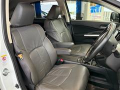 フロントシートのお写真です。　広い足元と、ゆったり座れるシートは長時間の運転でも疲れにくくなっております♪ 3