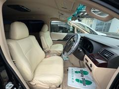 フロントシートのお写真です。　広い足元と、ゆったり座れるシートは長時間の運転でも疲れにくくなっております♪ 3