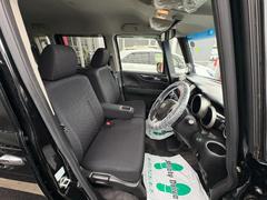 フロントシートのお写真です。　広い足元と、ゆったり座れるシートは長時間の運転でも疲れにくくなっております♪ 3